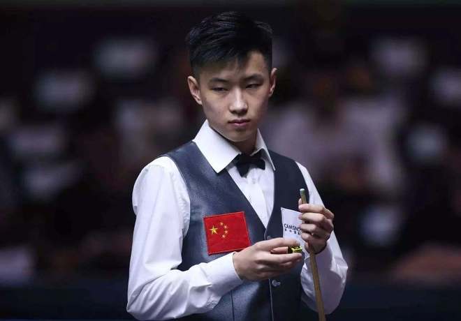 前利物浦后卫马蒂普退役后首亮相，现身沙尔克04广告