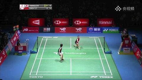 梅西捧起美职联冠军奖杯时，站在一旁的穆勒露出了最真挚的笑容